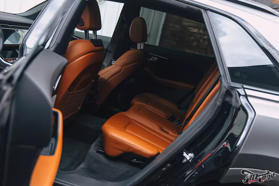 Оклеили Audi Q8 серым матовым полиуретаном, установили усиленные тормозные диски и колодки, окрасили суппорта, сделали антихром, произвели комплекс детейлинг-услуг